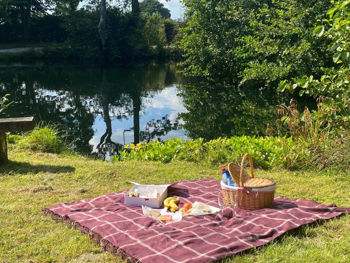 Kingfisher Cabin - Wild Escapes Wrenbury Off Grid Glamping - Ages 12 And Over Baddiley Экстерьер фото